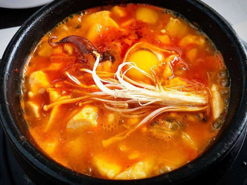 Món đậu phụ sốt cùng kim chi với  thịt bò một món ăn ngon của người Hàn Quốc