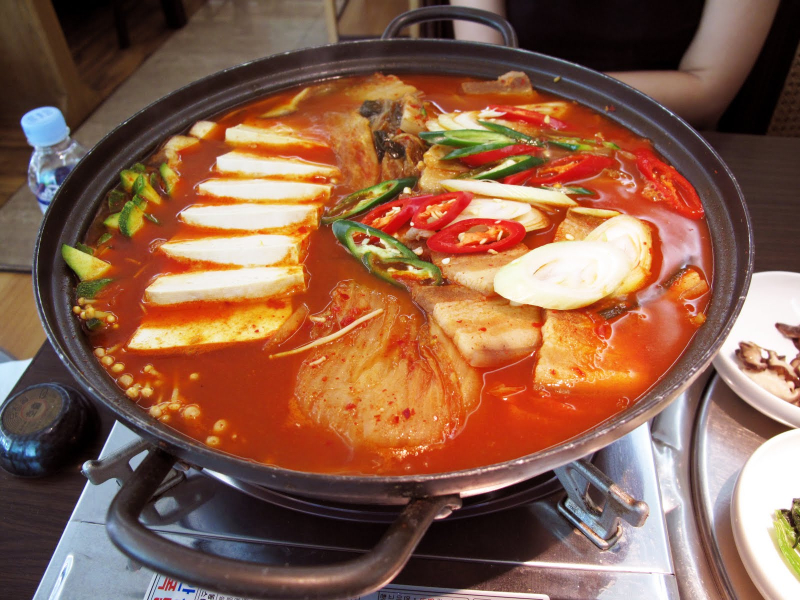 Lẩu là một trong những món ăn chế biến cùng kim chi Hàn Quốc điển hình